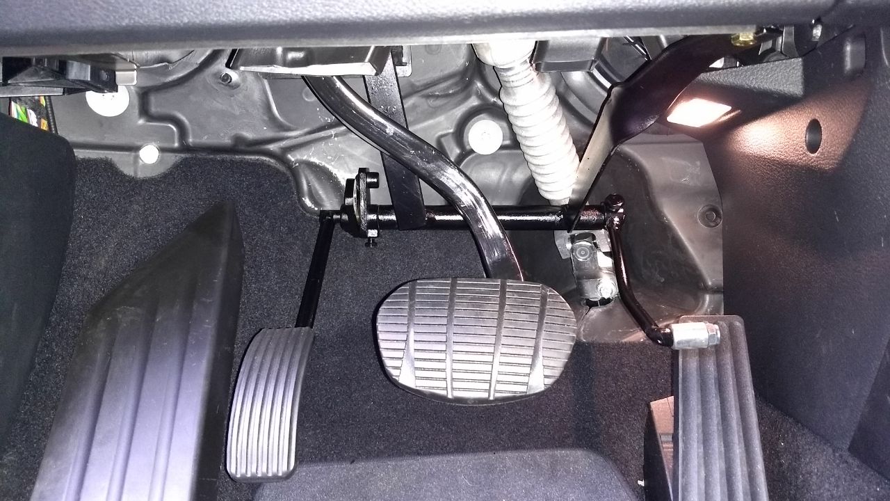BMW 220i - ACELERADOR ESQUERDO