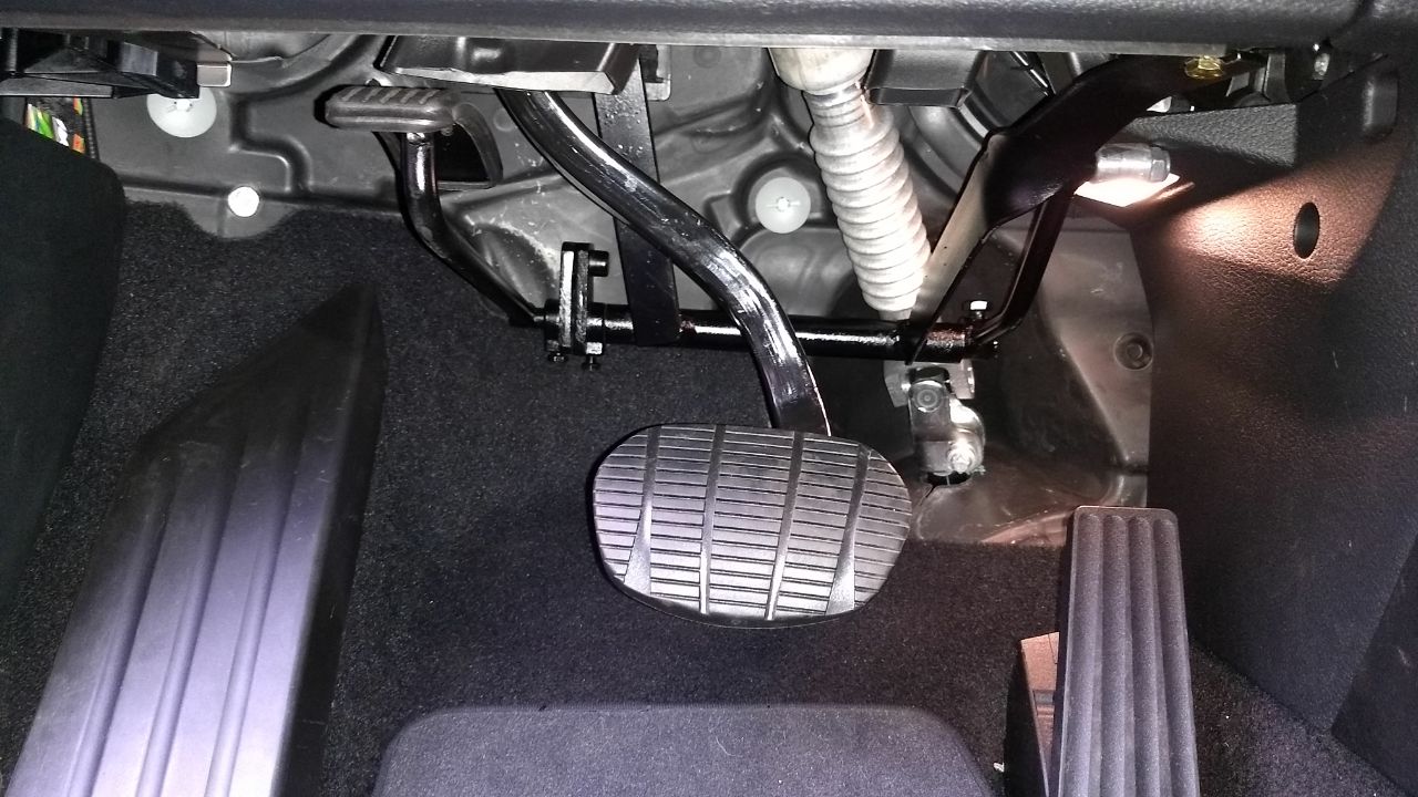 BMW 220i - ACELERADOR ESQUERDO